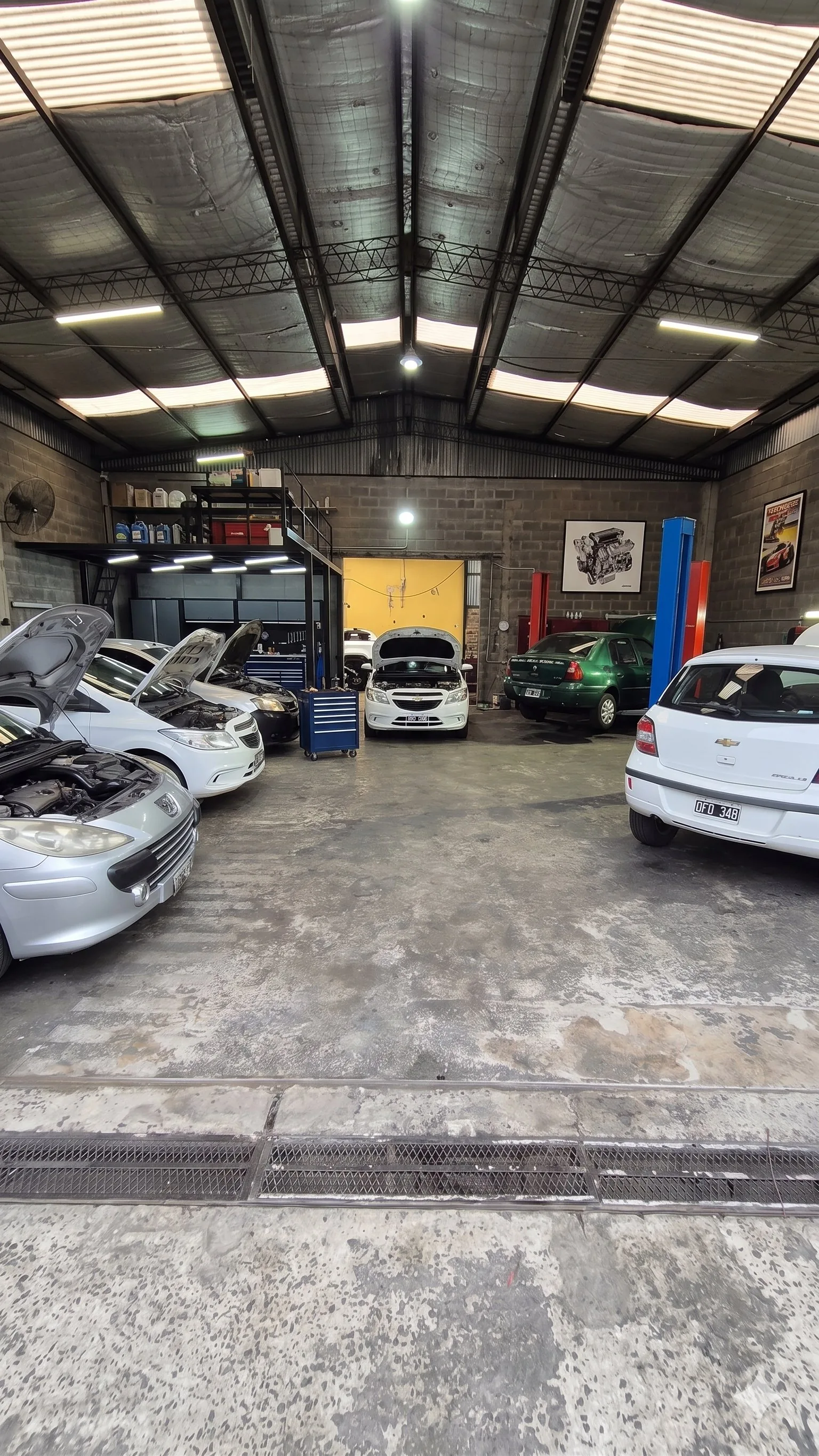 Interior del taller Ocampo Racing Monte Grande Buenos Aires